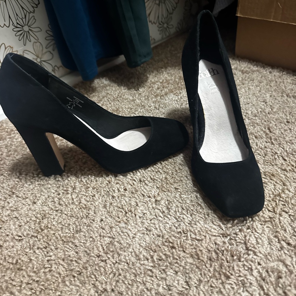 Women's Black Suede Block Heel Pumps
